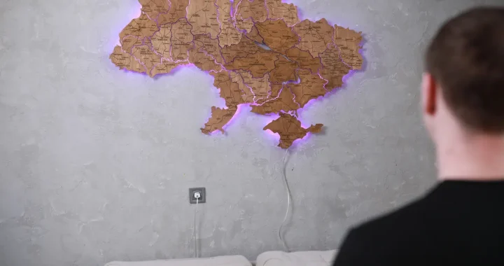 Дерев’яна карта на стіну: стильне рішення для сучасного інтер’єру