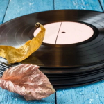 Чому українці все частіше слухають вінілові платівки