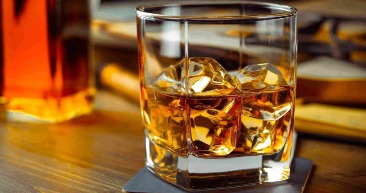 Віскі з соком, колою чи тоніком? Розвіюємо міфи про те, як правильно змішувати напої