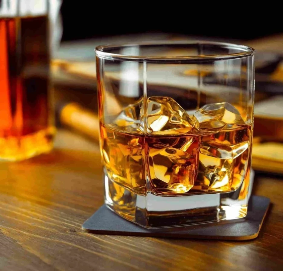 Віскі з соком, колою чи тоніком? Розвіюємо міфи про те, як правильно змішувати напої