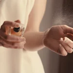 Как температура влияет на стойкость и шлейф духов